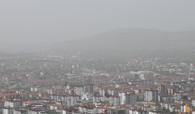 Elazığ'da toz bulutu şehri kapladı: Görüş mesafesi azaldı!