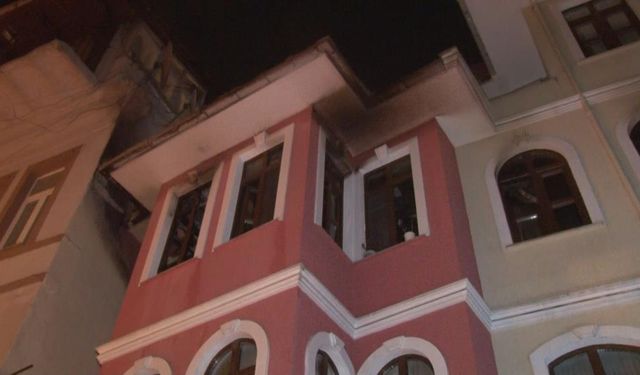 Fatih'te bina yangını korku saçtı: 2 kişi dumandan etkilendi!