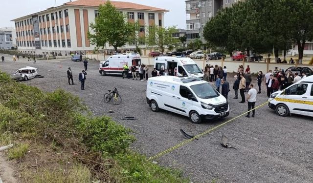 Karasu'da dehşet: Lastiği patlayan otomobil kaldırımda yürüyen kadını canından etti!