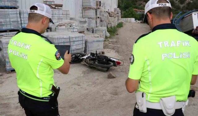 Amasya'da motosiklet fayans paletine çarpınca 2 kişi yaralandı!