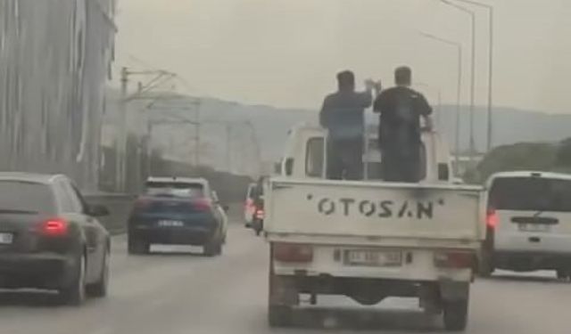 Bursa'da tehlikeli eğlence! Kamyonet kasasında halay çeken iki kişi trafiği tehlikeye attı