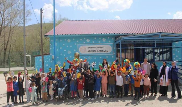 Bayburt İl Jandarma Komutanlığı’ndan çocuklara "23 Nisan" sürprizi