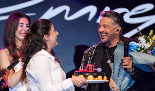 Türk pop müziğinin başarılı ismi Emre Altuğ'la çifte kutlama