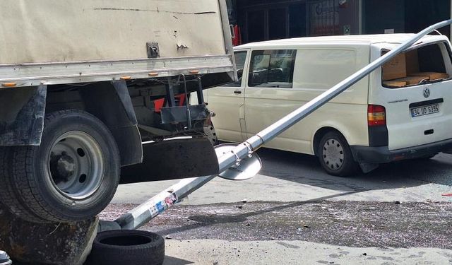 İstanbul'da yürekleri ağıza getiren kaza: Kimyasal madde yüklü kamyon elektrik direğine çarptı