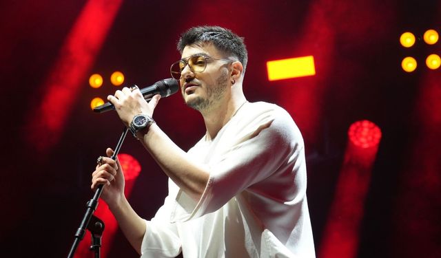 Sağanağa rağmen kimse alanı terk etmedi! Semicenk konserinde meydan dolup taştı