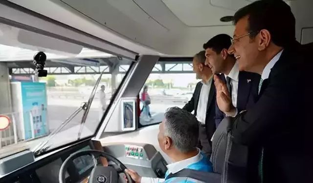 Başkan Ekrem İmamoğlu elektrikli metrobüsün test sürüşüne katıldı