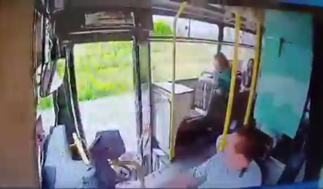 Adana'da bir kadın otobüsten düştü, ağır yaralandı: O anlar kameraya yansıdı!