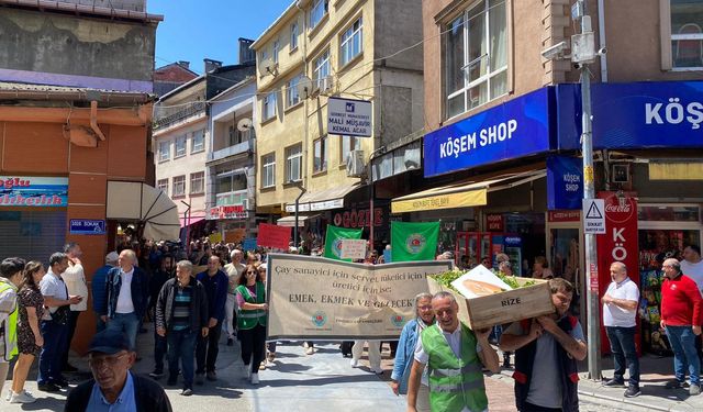 Rize'de çay alım fiyatına ilginç protesto: Yaş çayların konulduğu tabut, omuzlarda taşındı