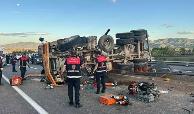 Sivas-Erzincan karayolunda kamyon devrildi: 1 ölü 2 yaralı!