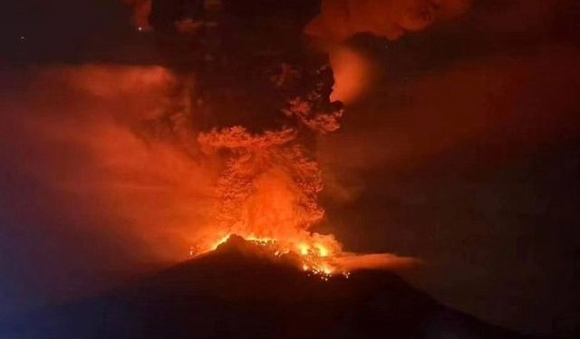 Endonezya'da yanardağ paniği! Ruang Yanardağı'nda tehlike arttı, 12 bin kişi tahliye edildi!