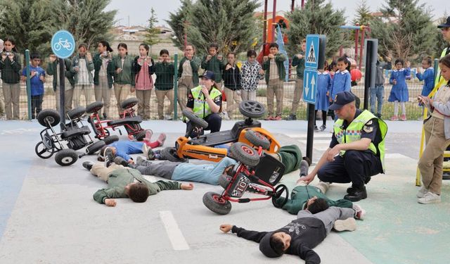 Aksaray'da Jandarma ekipleri okul okul gezip öğrencilere trafik bilinci aşıladı