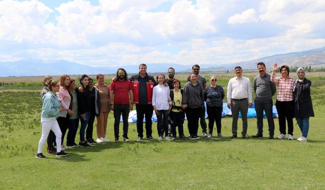 Ekşisu'da çocuklara adrenalin dolu bir gün: Paraşüt ve rafting heyecanı