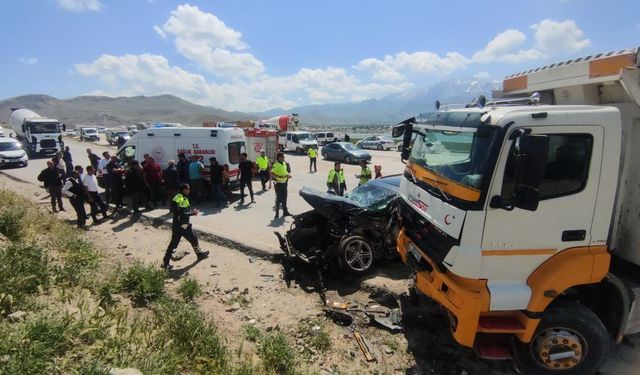 Van-Özalp Karayolunda otomobil ve kamyon çarpıştı: 1 yaralı!