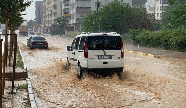 Adıyaman'da yarım saatlik yağmur sokakları göle döndürdü!
