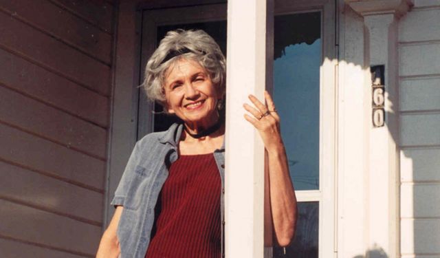 Nobel Ödüllü yazar Alice Munro yaşamını yitirdi: Alice Munro kimdir?