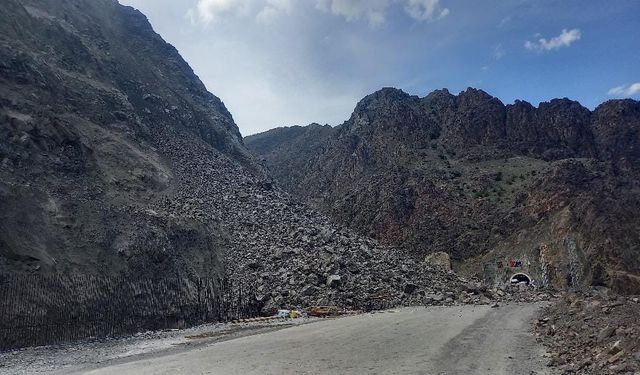 Artvin-Erzurum karayolu heyelan nedeniyle ulaşıma kapandı!