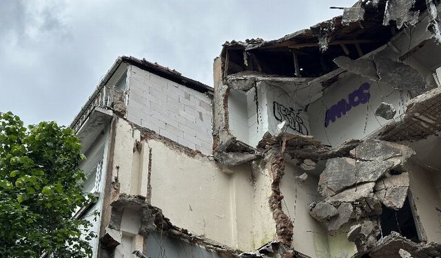 Kepçe operatörü yanlışlıkla ünlü oyuncunun evinin duvarını yıktı!