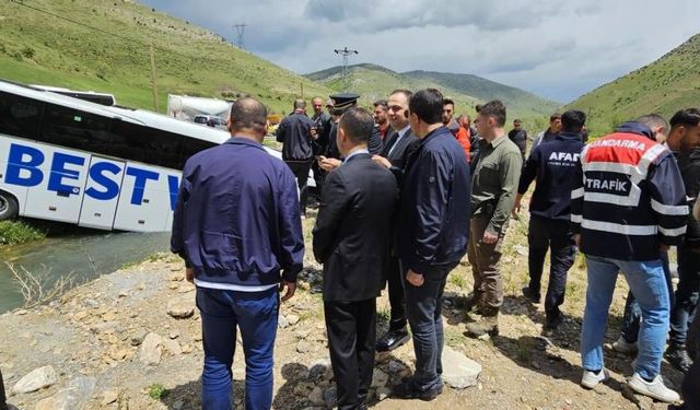 Bitlis'te korkutan trafik kazası: Yolcu otobüsü dereye uçtu!