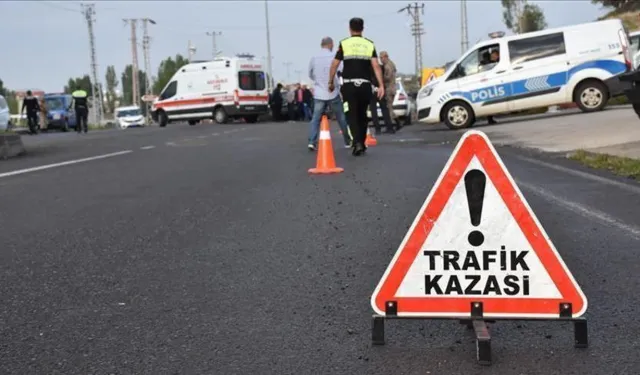 Bitlis'te yakıt tankeriyle tır kafa kafaya çarpıştı: 3 yaralı!