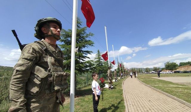 Bingöl'de bölücü terör örgütü tarafından şehit edilen 33 Er anıldı!