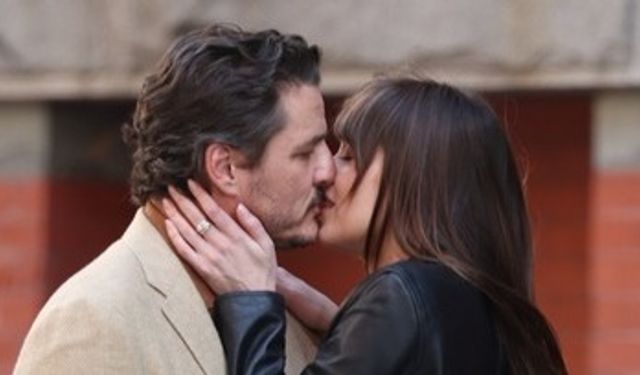 Dakota Johnson ve Pedro Pascal New York setinde dudak dudağa!
