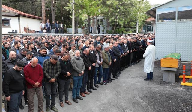 Erzincan’da otomobilin dereye uçması sonucu hayatını kaybetmişti: Son yolculuğuna uğurlandı!