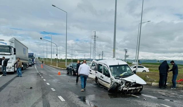 Erzurum'da silobas ve araç kafa kafaya çarpıştı: Çok sayıda yaralı var!