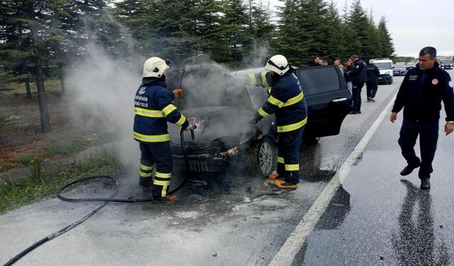 Eskişehir'de seyir halindeki araçta yangın: Kullanılamaz hale geldi!