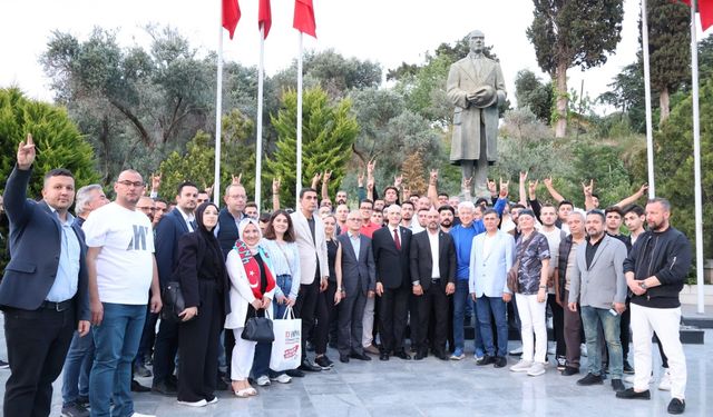 Zafer Partisi Bayraklı'da 3 Mayıs'ı kutladı: Türkçülük Günü Anısına Yürüyüş ve Anma Töreni