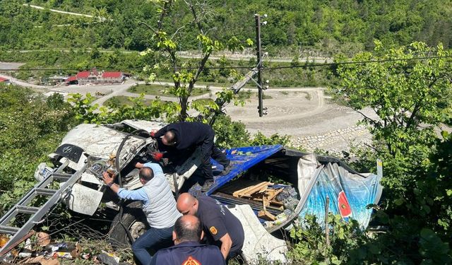 İnebolu'da meşrubat yüklü kamyon devrildi: 2 kişi yaralandı!