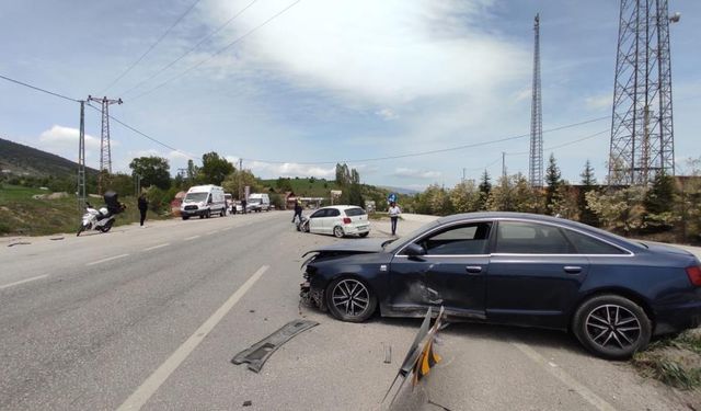 Karabük'te iki otomobil kafa kafaya çarpıştı: 3 kişi yaralandı!