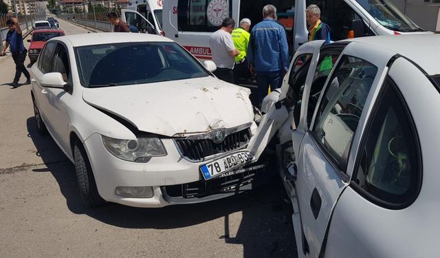 Karabük'te iki otomobil kafa kafaya çarpıştı: 4 yaralı!