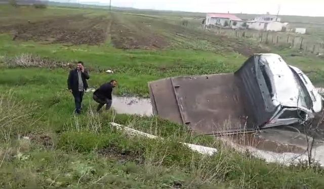 Kars'ta yağmur dehşeti: Kamyonet şarampole uçarak çamura saplandı!