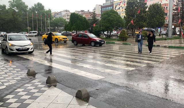 Kırklareli'nde sağanak yağış: Bazı caddelerde su birikintileri oluştu