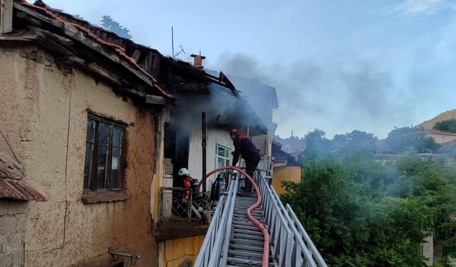 Malatya’da kerpiç evde yangın: 2 kişi dumandan etkilendi!