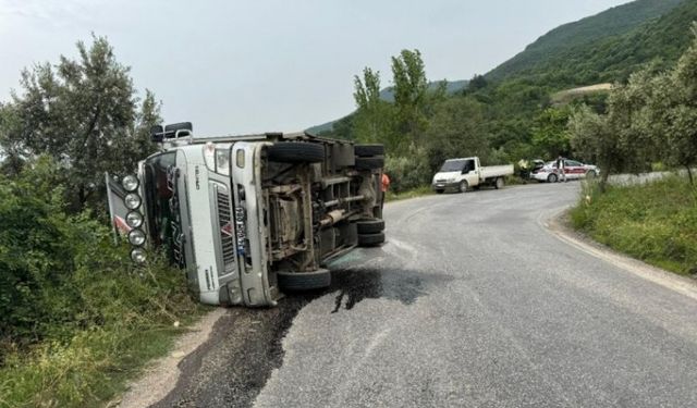 Orhangazi'de korkunç kaza: Kontrolünü kaybeden kamyon devrildi!