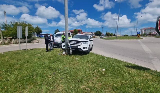 Sinop'ta direksiyon hakimiyetini kaybederek elektrik direğine çarptı: 2 yaralı!