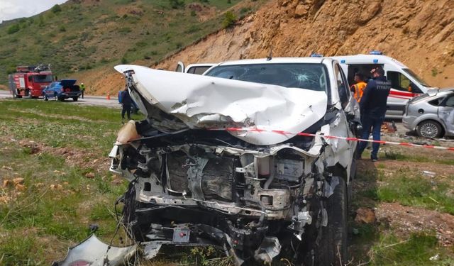 Sivas'ta iki araç kafa kafaya çarpıştı: 2 ölü, 2 yaralı!