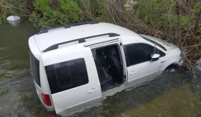 Sivas’ta otomobil dereye uçtu: 1’i çocuk 3 kişi yaralandı!