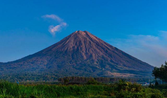 Endonezya'da Semeru Yanardağı'ndan korkutan patlama: Java Adası alarmda!