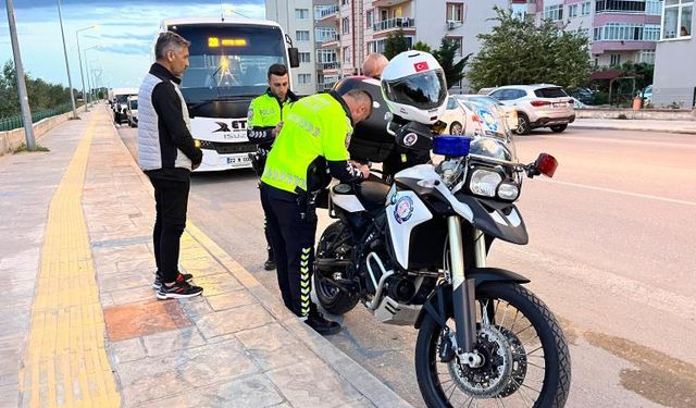 Edirne'de alkollü minibüs sürücüsüne ceza! Ehliyetine el konuldu! Yolcular ihbar etti, minibüs durakta yakalandı!