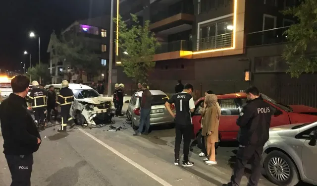 Isparta'da trafik kazası: Çarpışmanın etkisiyle meydana gelen zincirleme kaza 6 yaralı 1 ölü