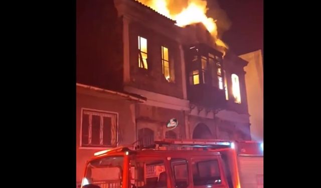 İzmir Basmane’de tarihi bir ev cayır cayır yanıyor