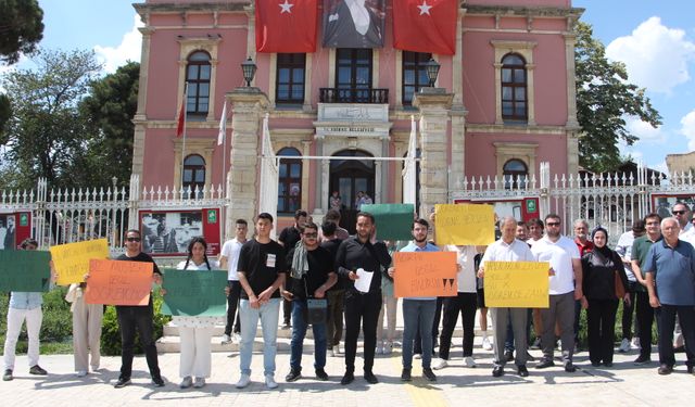 Edirne'de öğrenciler, ulaşım zamlarını protesto etti: "Seçim vaadi tutulsun!"