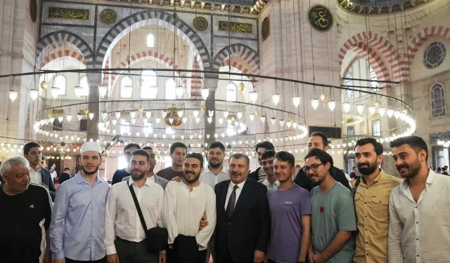 Sağlık Bakanı Koca, Bayram namazını Süleymaniye Camisi'nde kıldı