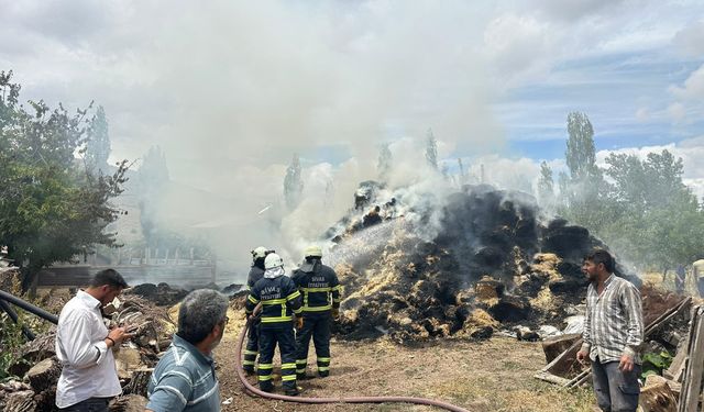 Sivas'ta saman balyaları yangını: 1 saatlik mücadele sonucu kontrol altına alındı