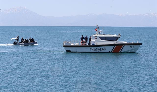 Van Gölü'nde kaybolan genci arama çalışmaları üçüncü gününde sürüyor