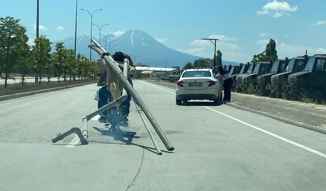 Aksaray'da motosikletle boru taşıyarak trafiği tehlikeye attı!