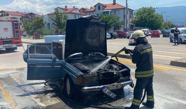 Bolu'da Yangın paniği: Araç alevlere teslim oldu!