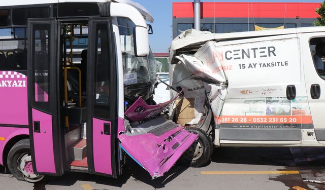 Sakarya'da korkunç kaza: Minibüse çarpıp ok gibi saplandı!